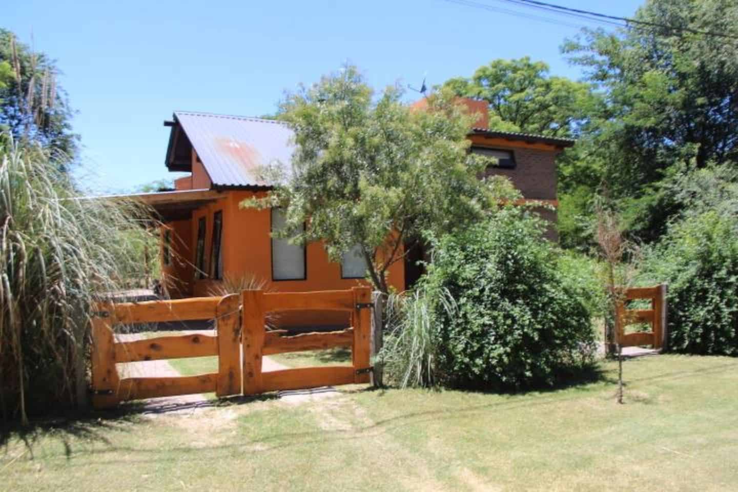 Zařízená chalupa blízko vody v rekreační oblasti