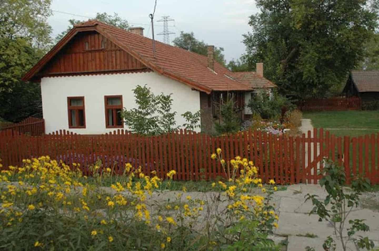 Pronajmeme chaloupku na kraji lesa