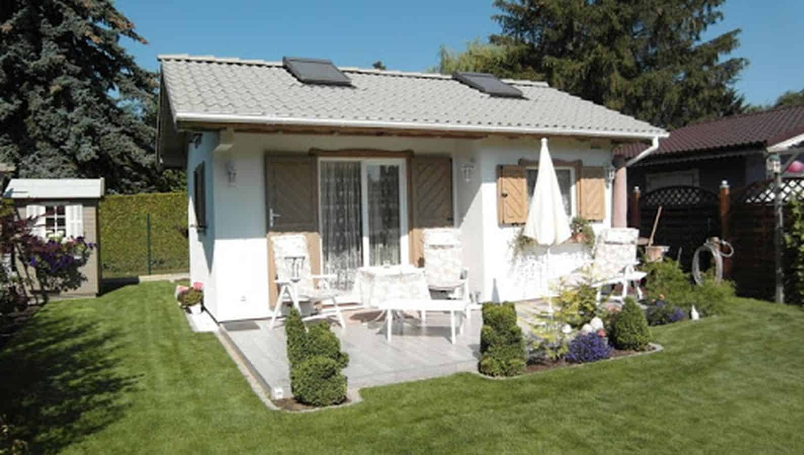 Zahrádka s malebnou chatkou v zahrádkářské kolonii