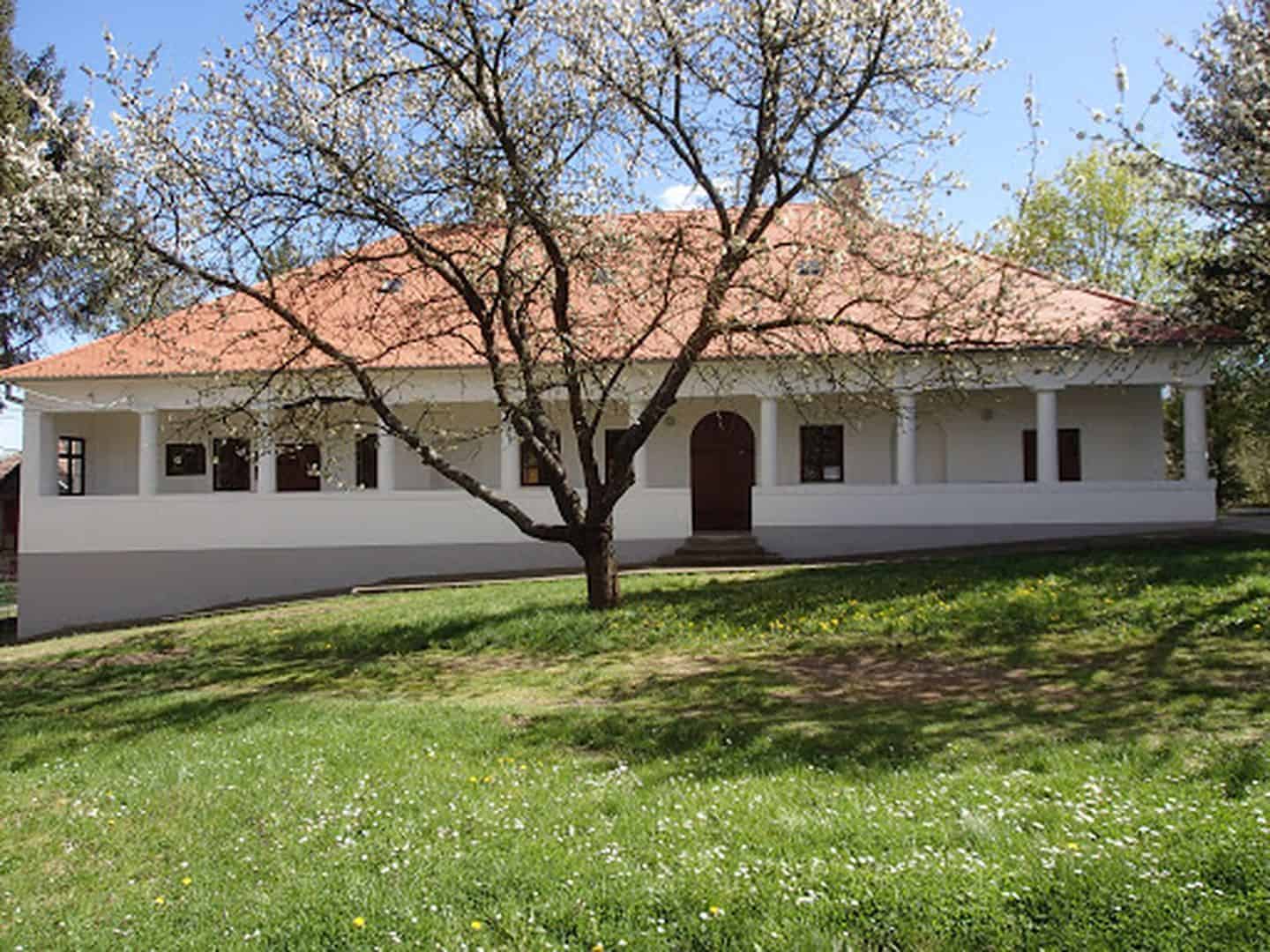 Vesnický dům s velkou zahradou k pronájmu